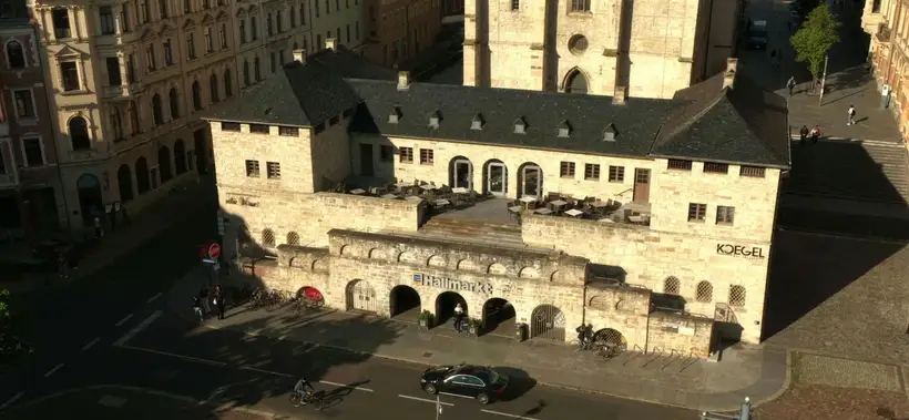 Luftaufnahme des historischen Umspannwerks in der Altstadt von Halle (Saale)
