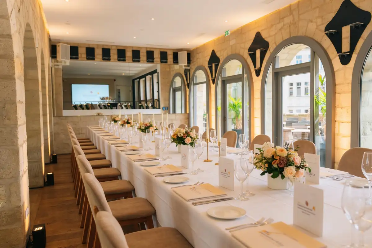 Saal mit elegantem Business-Dinner-Setup für eine Firmenfeier im Umspannwerk Halle (Saale) – Visualisierung
