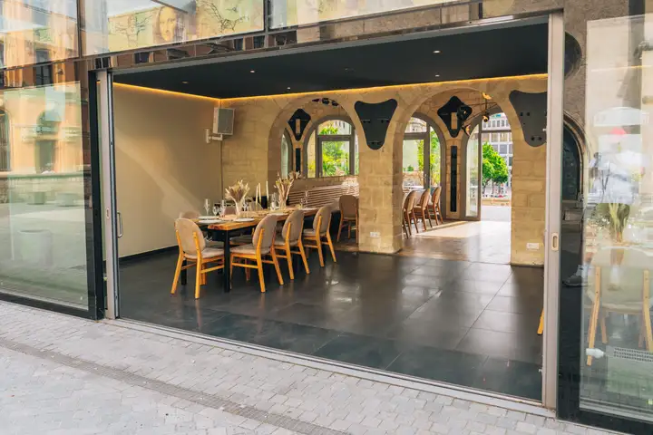 Vollständig geöffnete Glasfront zwischen Saal und Terrasse im Umspannwerk