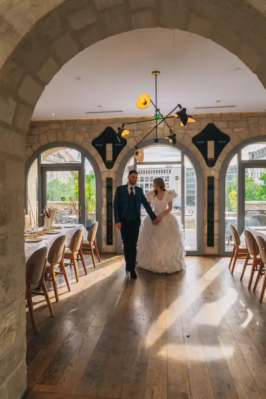 Hochzeitspaar unter dem Kronleuchter im Umspannwerk Halle