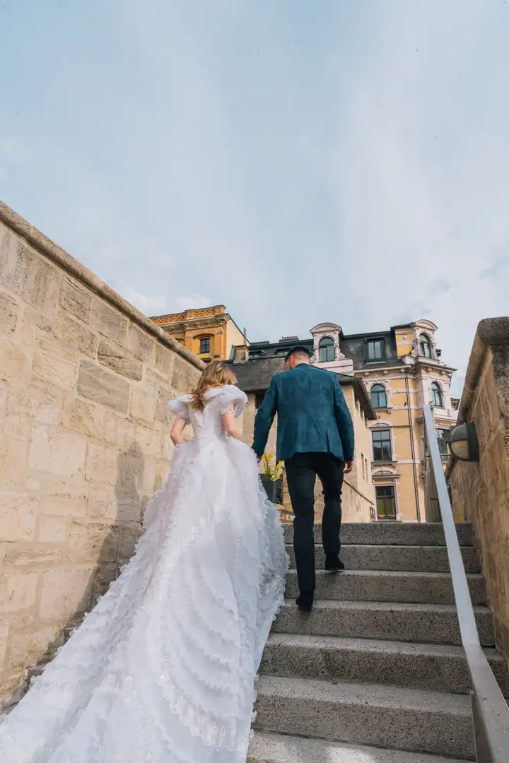Hochzeitspaar auf der Sandsteintreppe vor dem Umspannwerk in Halle