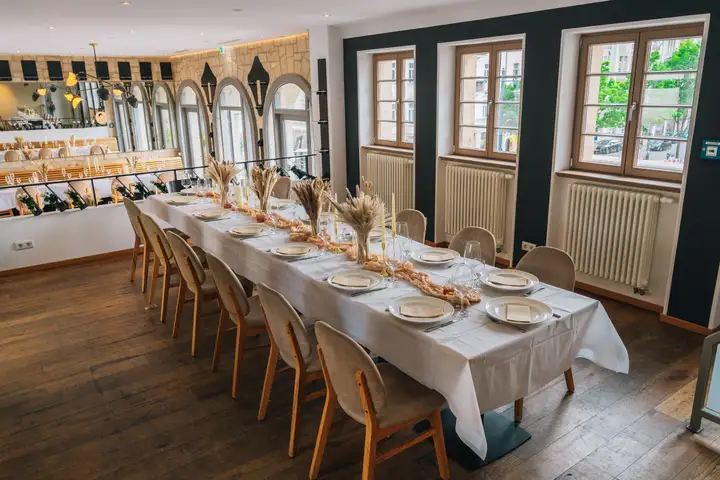Lange Tafel vor den charakteristischen Bogenfenstern in Halle (Saale)