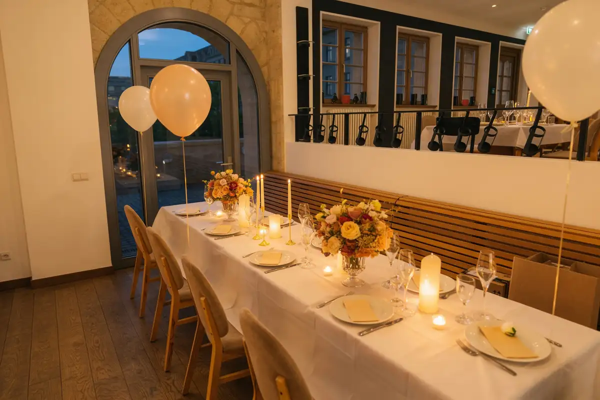 Festlich dekorierte Tafel mit Blumen und Ballons für eine private Feier im Umspannwerk Halle (Saale) – Visualisierung