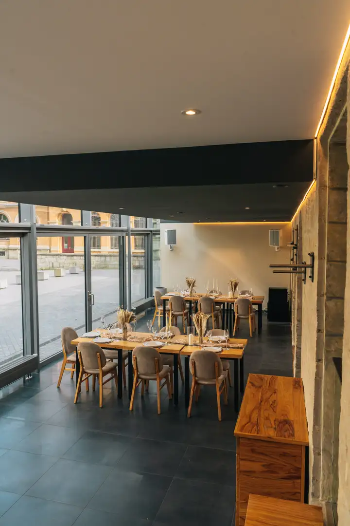 Lange Tafel für ein Firmenevent im Umspannwerk Halle (Saale)