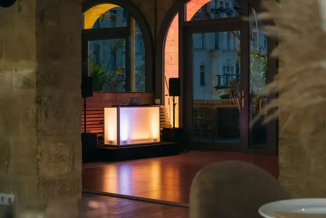 Abendliche Veranstaltung mit Bühne und Beleuchtung im Umspannwerk Halle (Saale) – Visualisierung