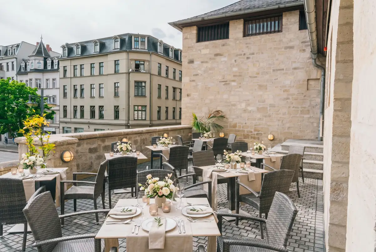 Terrasse der Hochzeitslocation Umspannwerk mit Blick auf die Altstadt von Halle (Saale) – Visualisierung