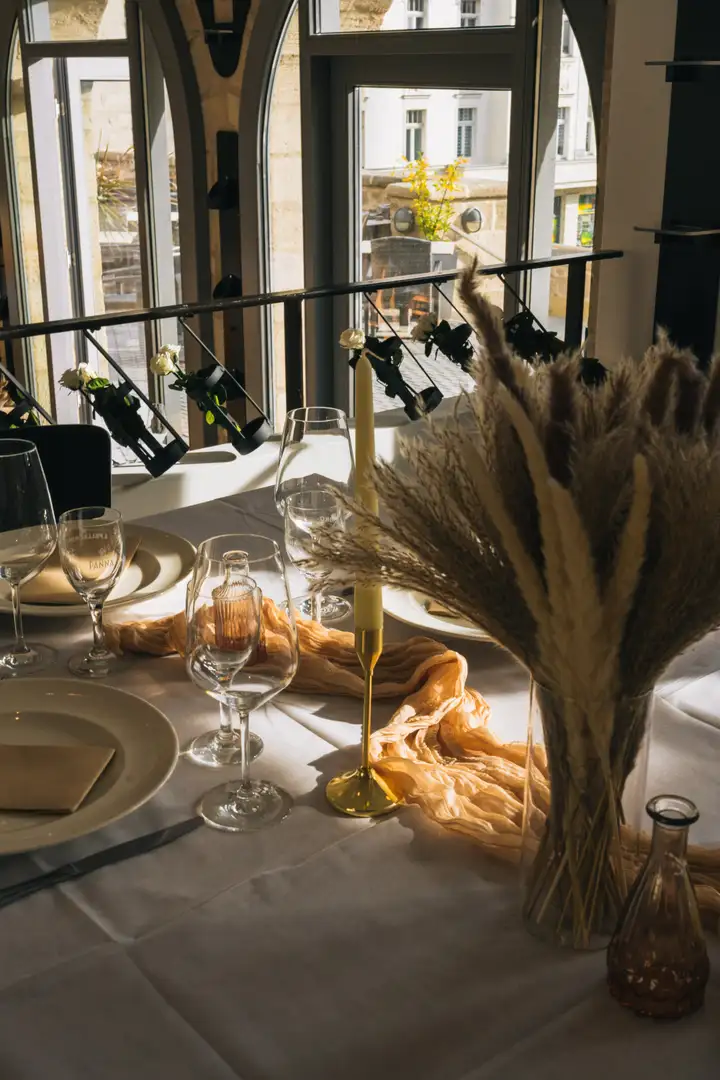 Tischdetail mit Kerzen und Naturdekoration in der Eventlocation Halle
