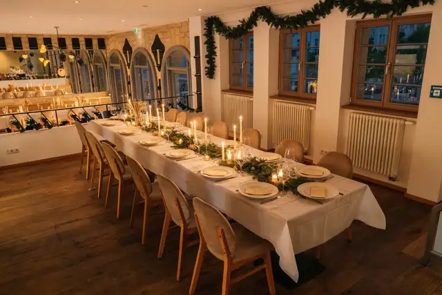 Weihnachtlich dekorierter Saal mit Festtafel, Kerzen und Tannengrün im Umspannwerk Halle (Saale) – Visualisierung
