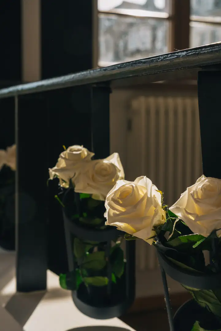 Weiße Rosen als Hochzeitsdekoration im Umspannwerk Halle